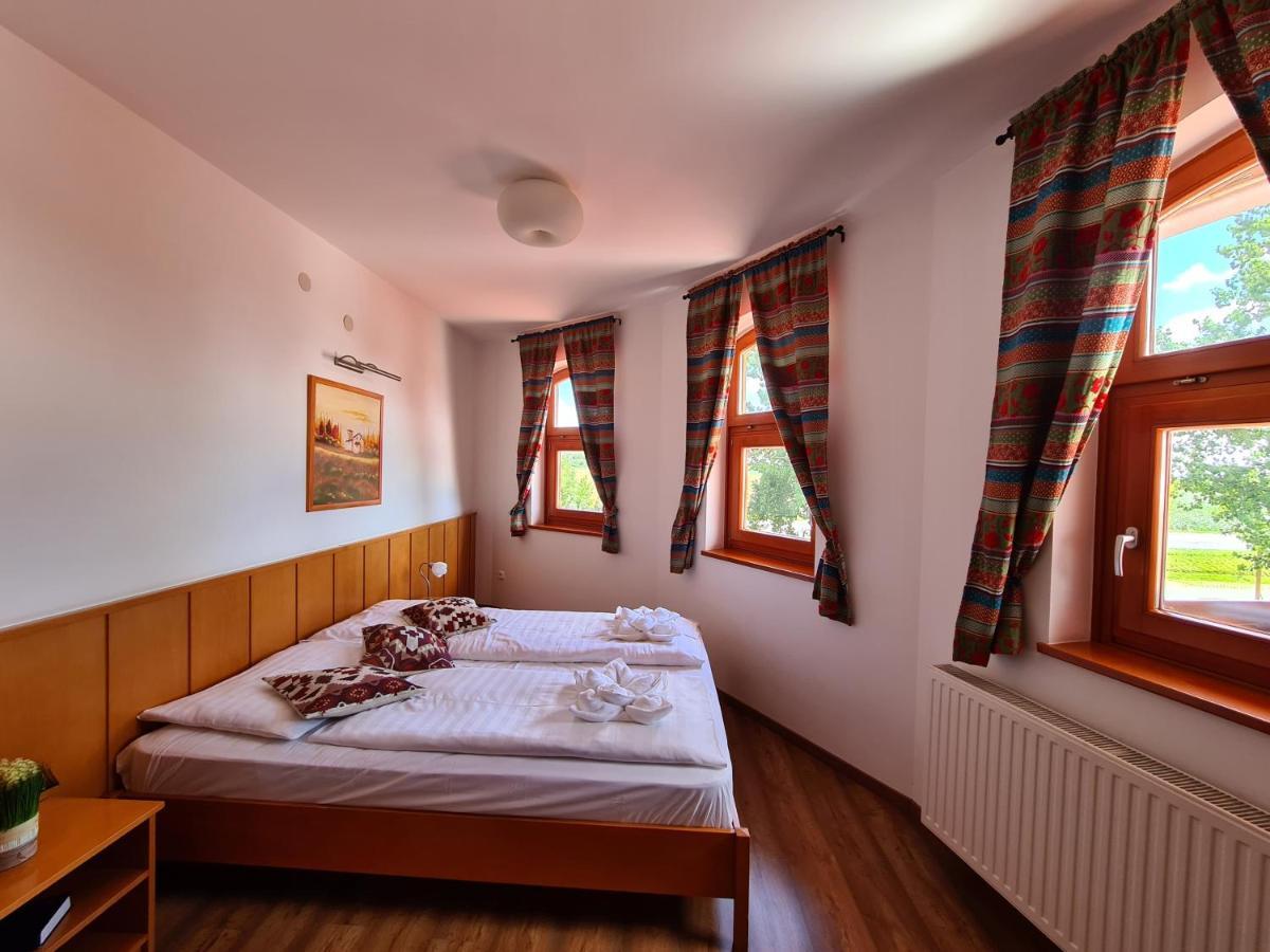 Istvan Parkhotel Es Gasztrofarm Sormás Exterior foto